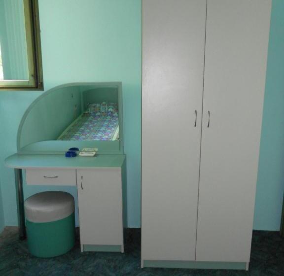 اتاق استاندارد سه تخته با سرویس بهداشتی مشترک, Villa Mari Guest Rooms