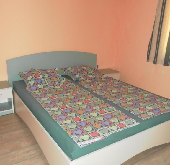 バス共有のスタンダードルーム, Villa Mari Guest Rooms