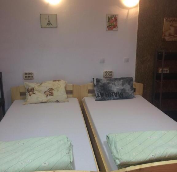 バスルーム共有のトリプルスタンダード, Casa Roz