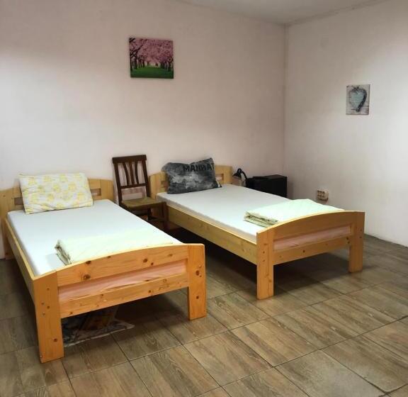 バスルーム共有のトリプルスタンダード, Casa Roz