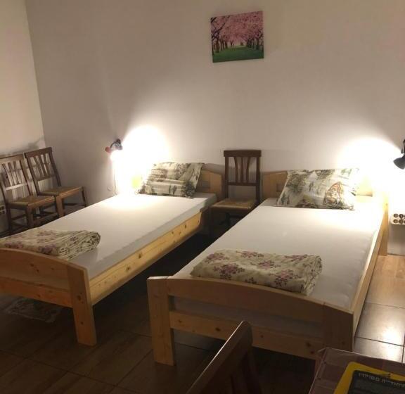 バスルーム共有のトリプルスタンダード, Casa Roz