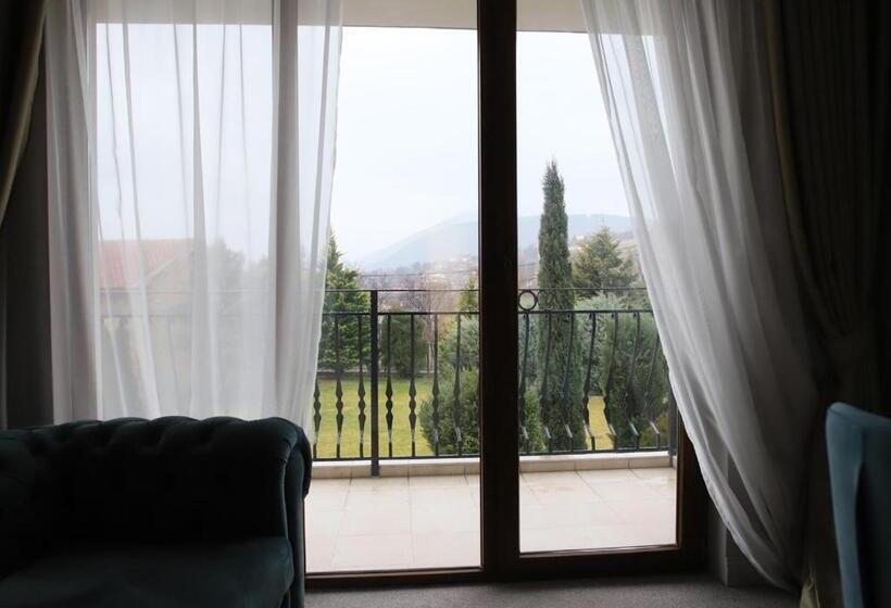 חדר סטנדרט לשלושה, Monte Vedetta