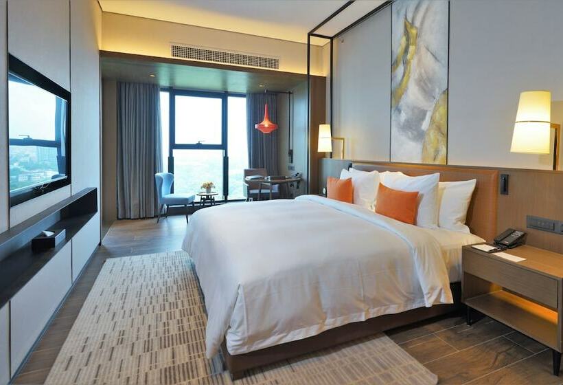 اتاق لوکس با تخت بزرگ, Wyndham Grand Yangon