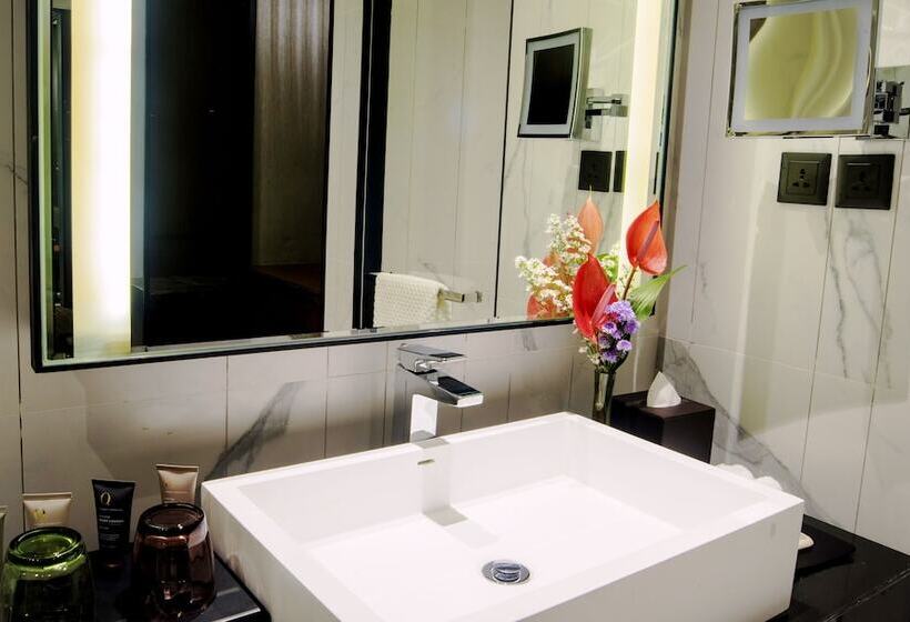 Club Room King Bed, Wyndham Grand Yangon