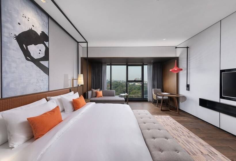Club Room King Bed, Wyndham Grand Yangon