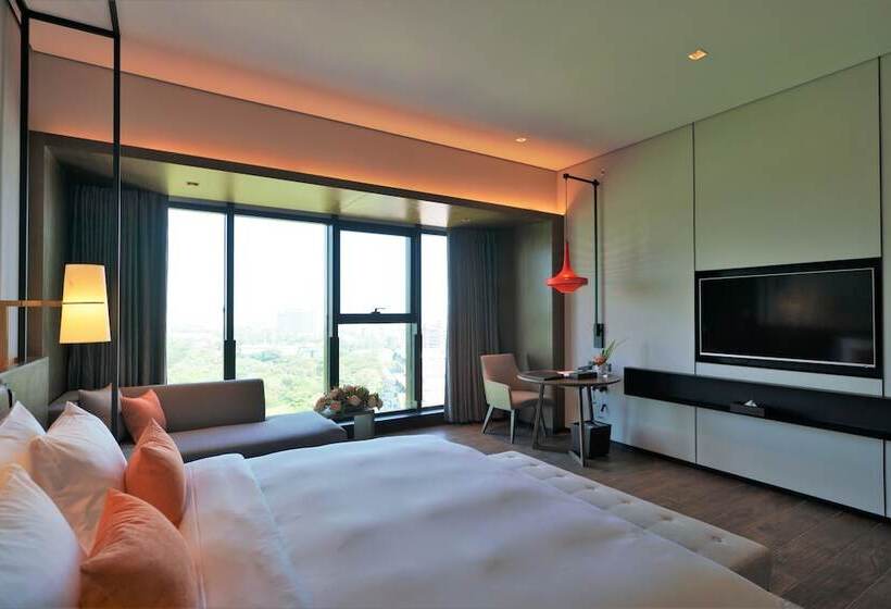 Club Room King Bed, Wyndham Grand Yangon