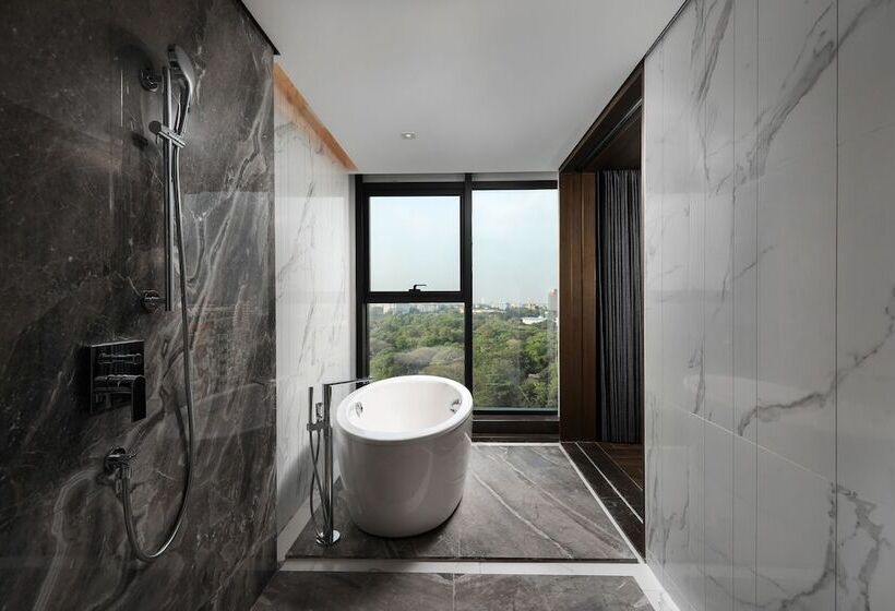 Club Room King Bed, Wyndham Grand Yangon