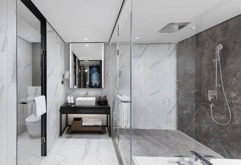 Club Room King Bed, Wyndham Grand Yangon