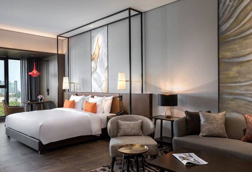 Club Room King Bed, Wyndham Grand Yangon