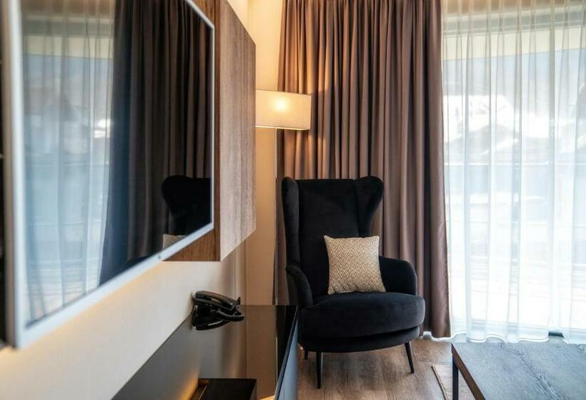 スタンダードスタジオ, Meta Apartments