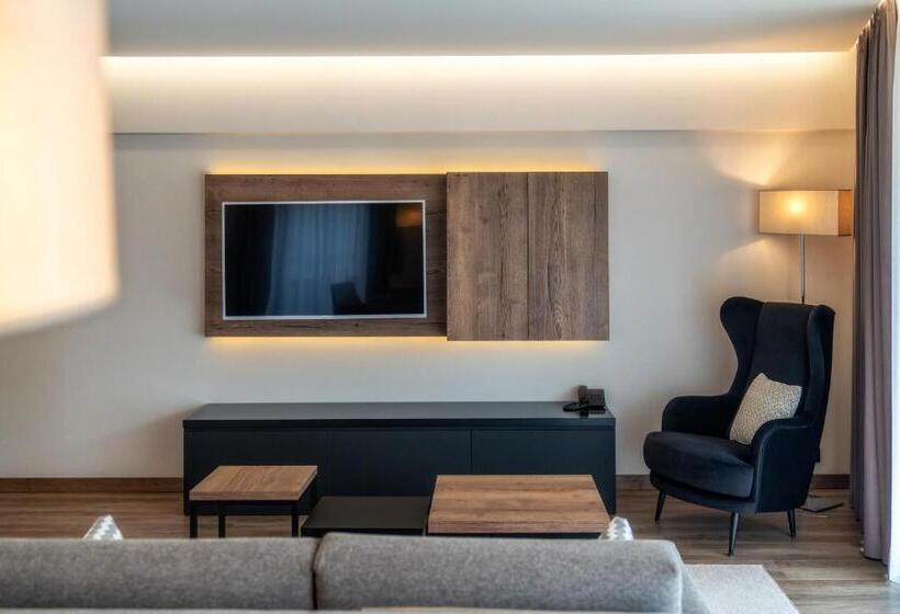 スタンダードスタジオ, Meta Apartments