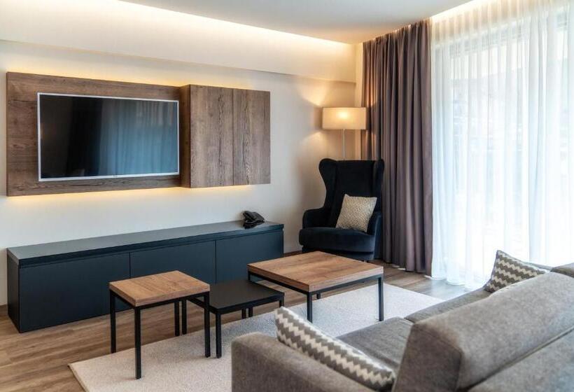 スタンダードスタジオ, Meta Apartments