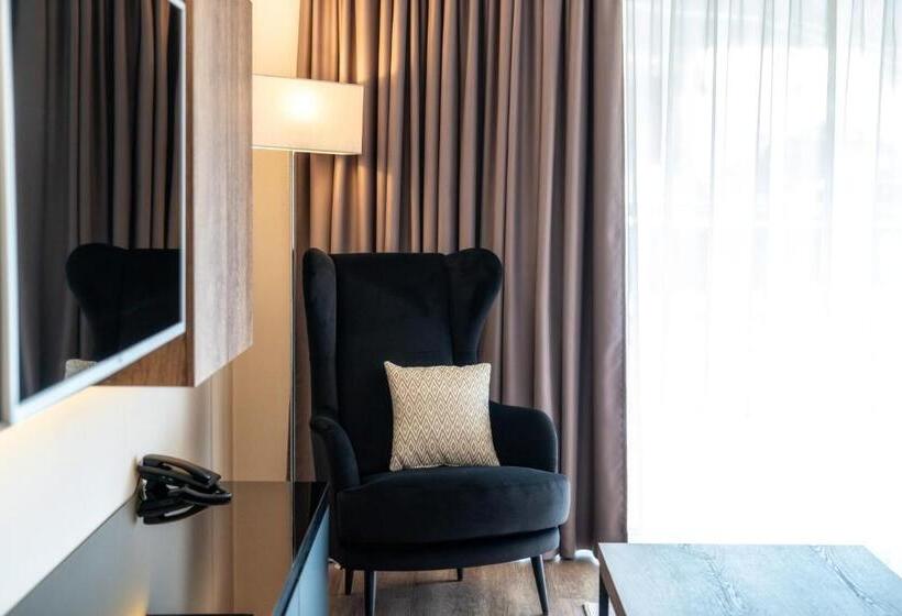 スタンダードスタジオ, Meta Apartments