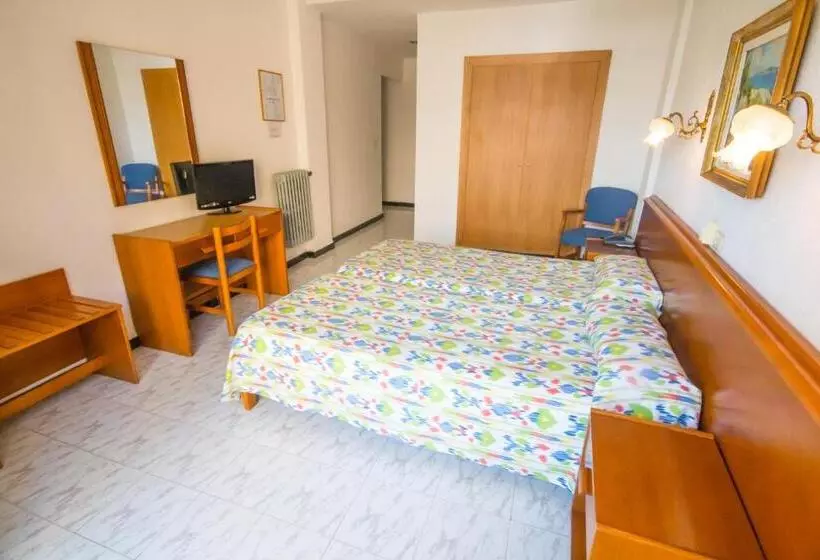 Standard Triple Room, Amic Gala
