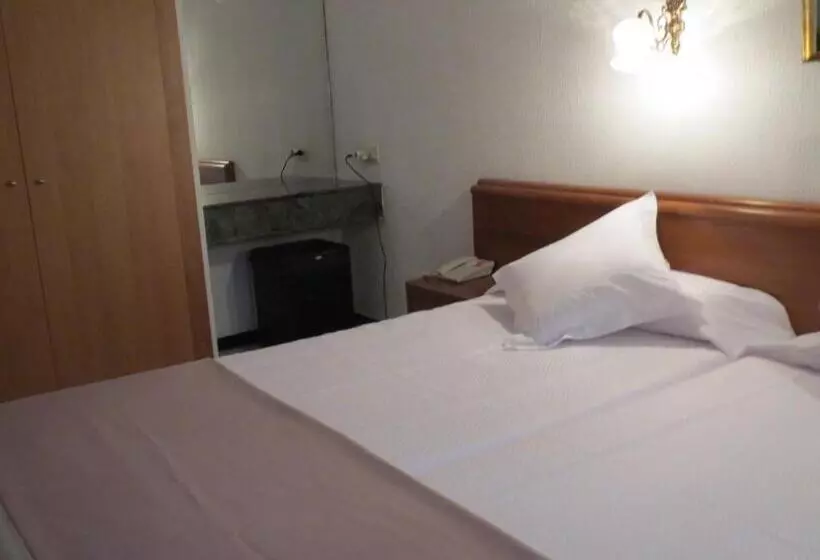 Superior Room, Amic Gala
