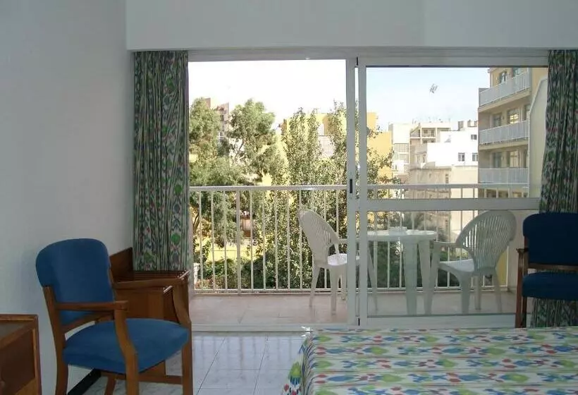 Family Room, Amic Gala