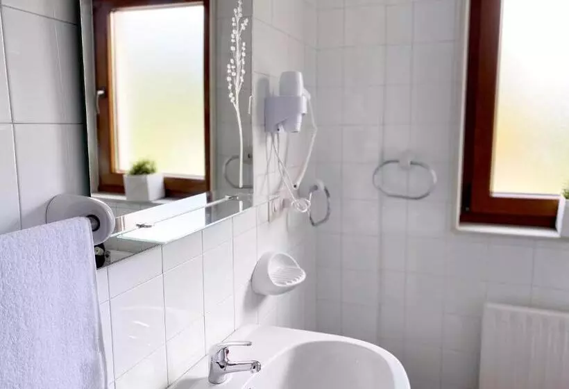 Standardzimmer, Avelina