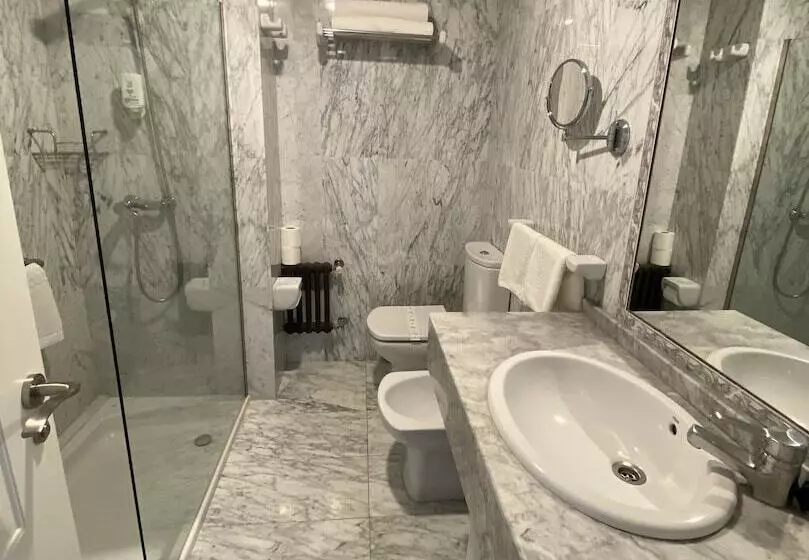 اتاق استاندارد با چشمانداز دریا, Silken Gran Hotel Del Sella
