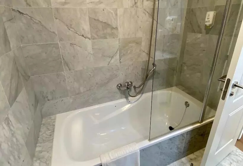 اتاق استاندارد با چشمانداز دریا, Silken Gran Hotel Del Sella