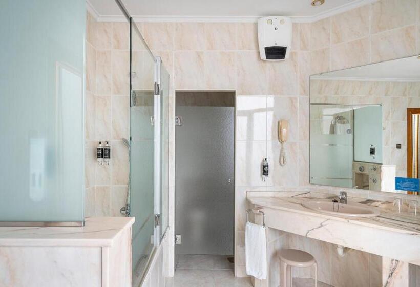 חדר פרמיום, Hernan Cortes