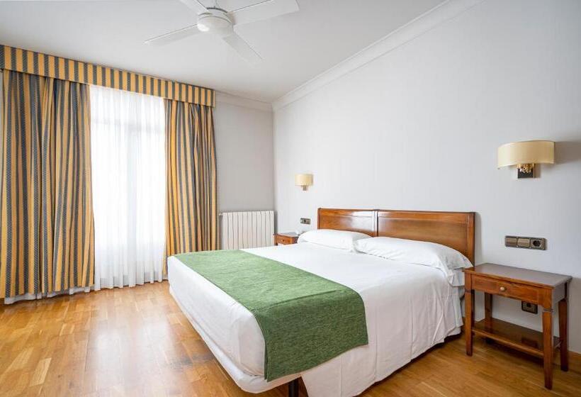 חדר פרמיום, Hernan Cortes