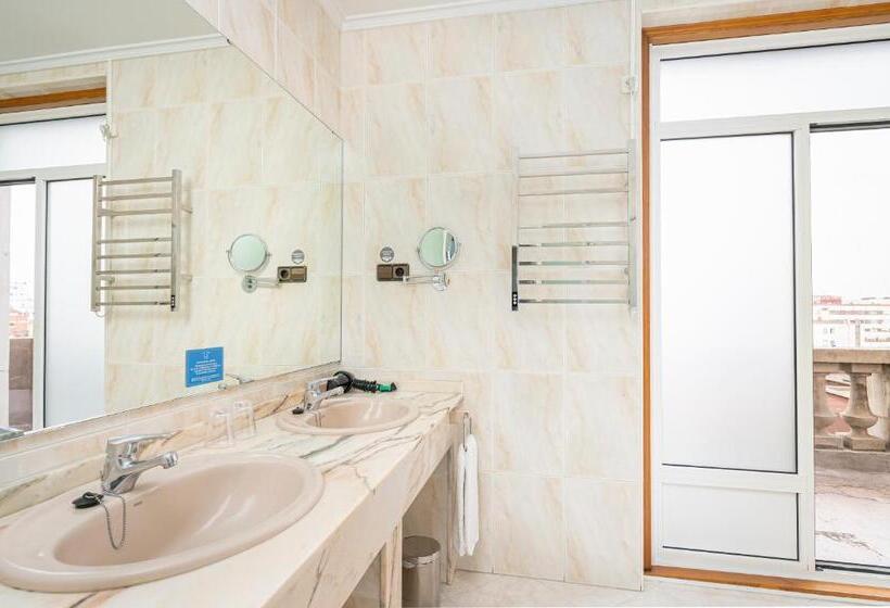 חדר פרמיום, Hernan Cortes