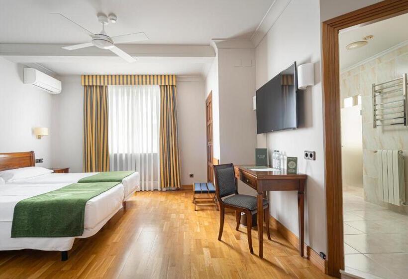 חדר פרמיום, Hernan Cortes