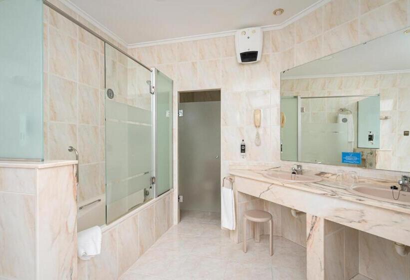 חדר פרמיום, Hernan Cortes