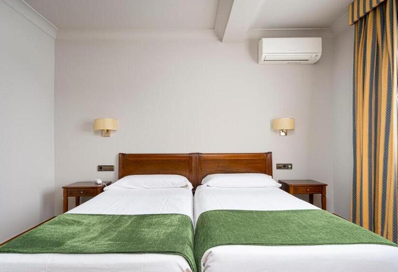 חדר פרמיום, Hernan Cortes