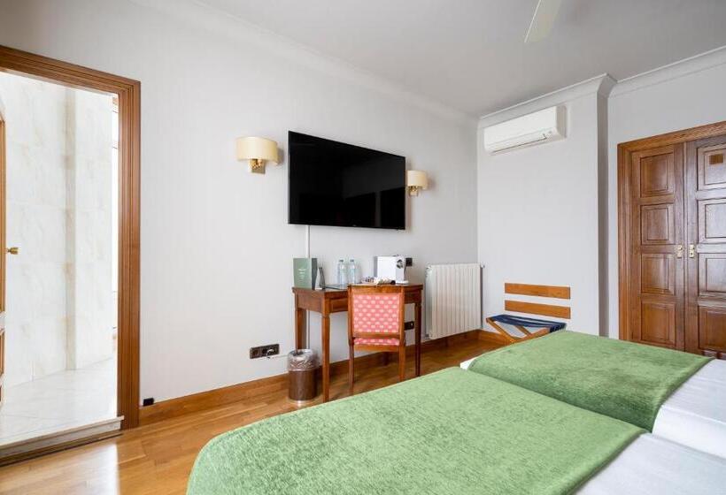 סוויטה משפחתית, Hernan Cortes