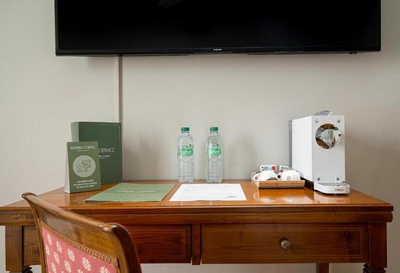 סוויטה משפחתית, Hernan Cortes