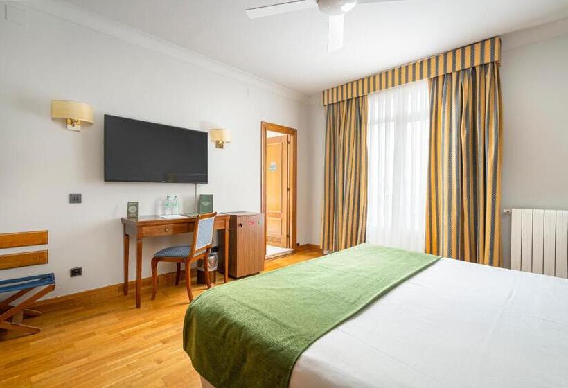 חדר פרמיום לשלושה, Hernan Cortes