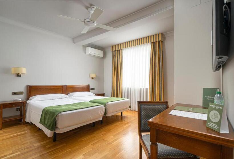 חדר פרמיום לשלושה, Hernan Cortes