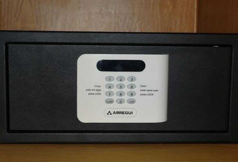 חדר פרמיום, Hernan Cortes