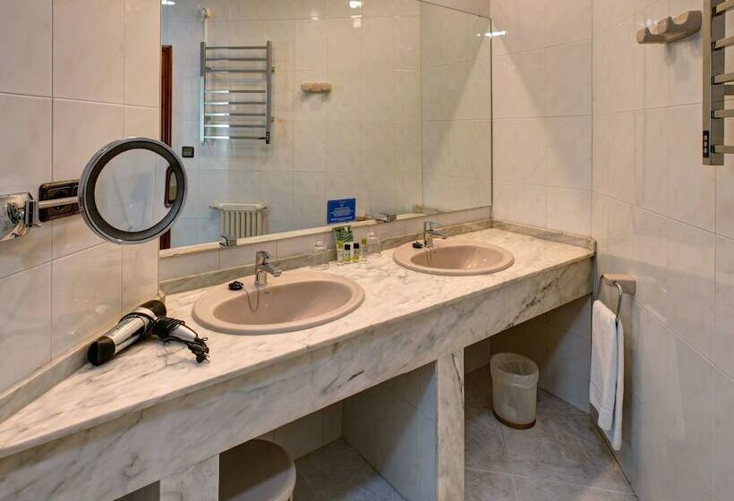 חדר סטנדרט, Hernan Cortes