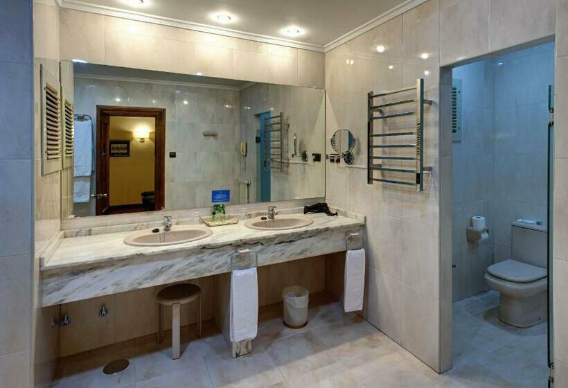 סוויטה משפחתית, Hernan Cortes