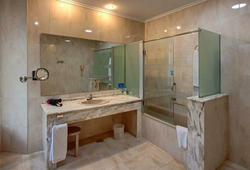 חדר פרמיום לשלושה, Hernan Cortes