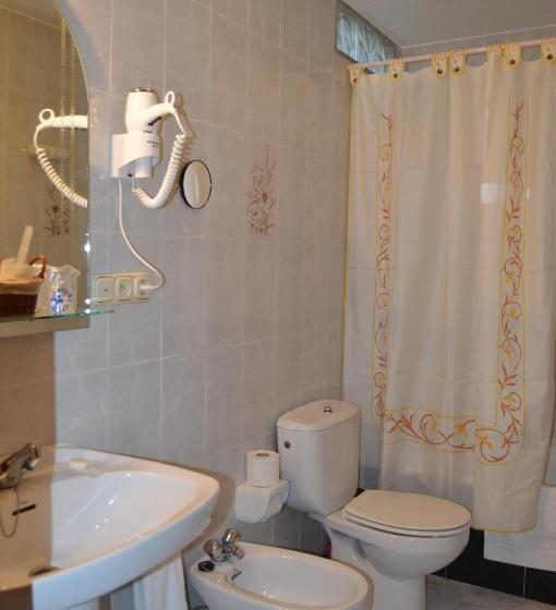 חדר קומפורט לשלושה, Neptuno