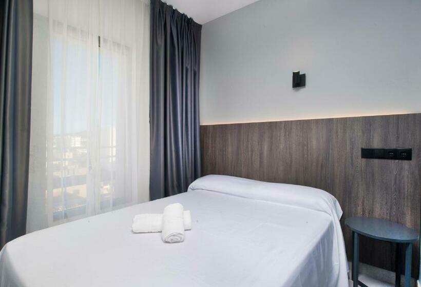 标准单人间, Base Ibiza