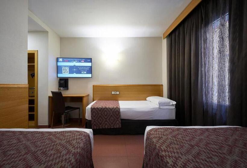 Номер Стандарт Трехместный, Catalonia Park Guell