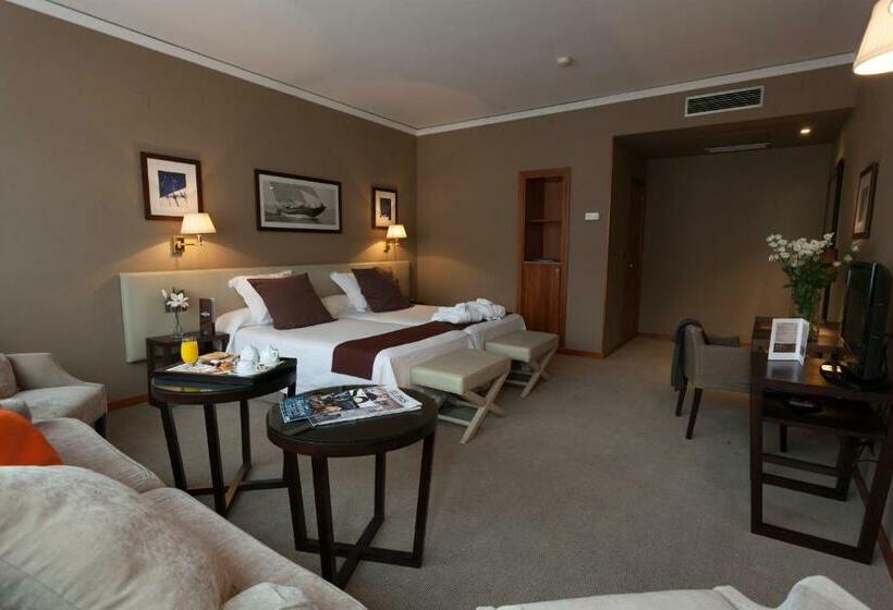 جناح جونيور, Conqueridor