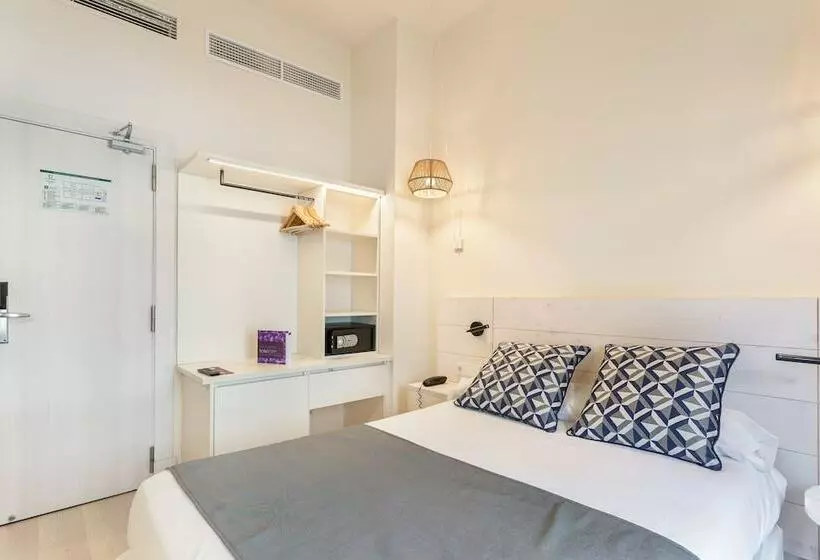 Economy Zimmer, Fergus Style Soller Beach