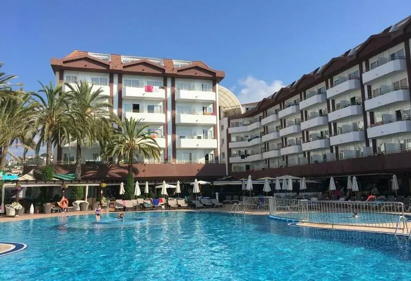 プールの見えるスタンダードトリプルルーム, ALEGRIA Florida & Spa