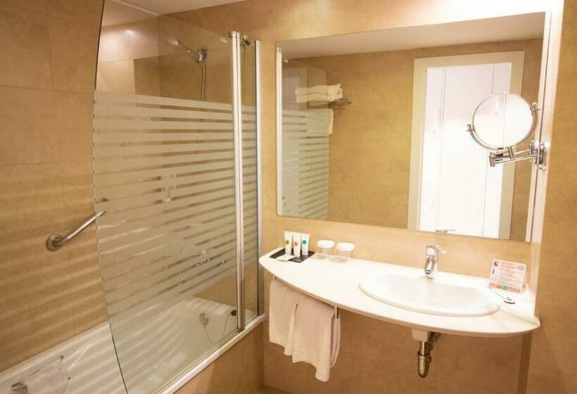 اتاق استاندارد با چشم‌انداز استخر, Golden Taurus Aquapark Resort