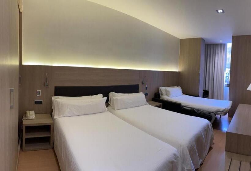 اتاق استاندارد سه نفره, Lleo