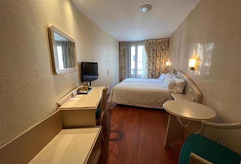 اتاق اکونومی, Lleo