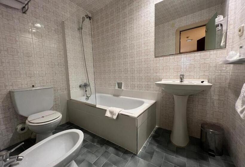 اتاق اکونومی, Lleo