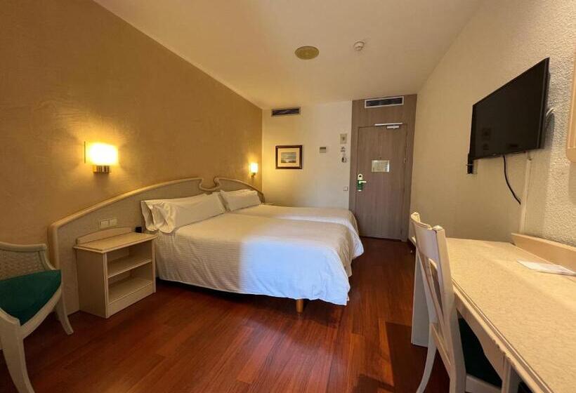 اتاق اکونومی, Lleo