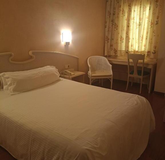 اتاق اکونومی یک تخته, Lleo