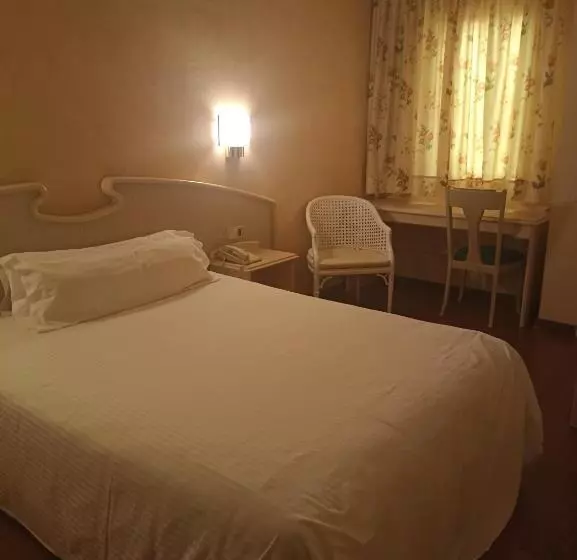اتاق اکونومی یک تخته, Lleo